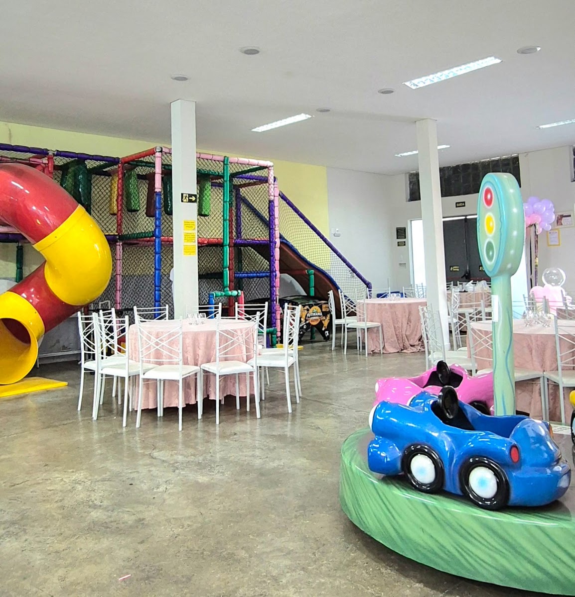 Salão e brinquedos